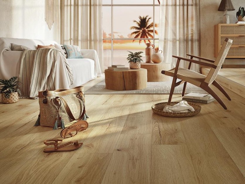 ein schöner Raum in Holz und naturfarben gehalten mit einem Boden in Holzoptik