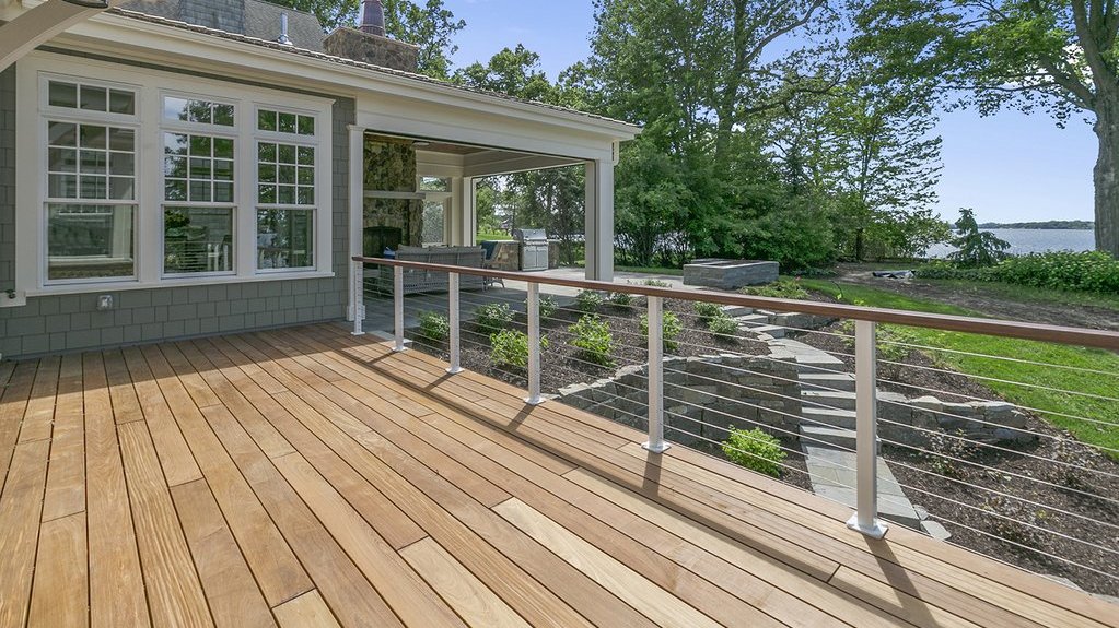 eine moderne Holzterrasse am Haus