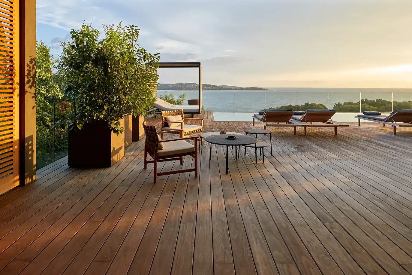 Kebony Terrassendielen beim Holzhandel Riegel - Qualität für Ihren Garten in Salzburg eine großflächige braune Holzterrasse mit Meerblick