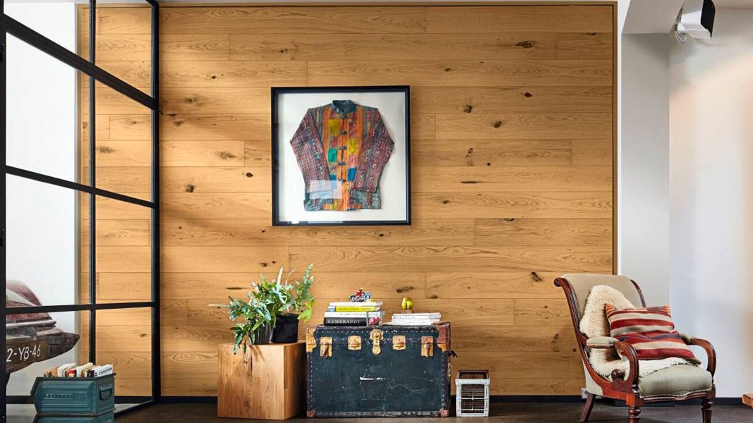 Dekorpaneele in Holzoptik an der Wand