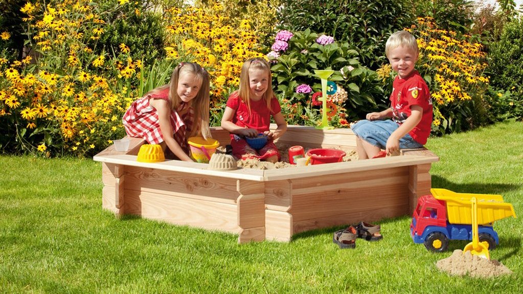 Kinder spielen im Sandkasten