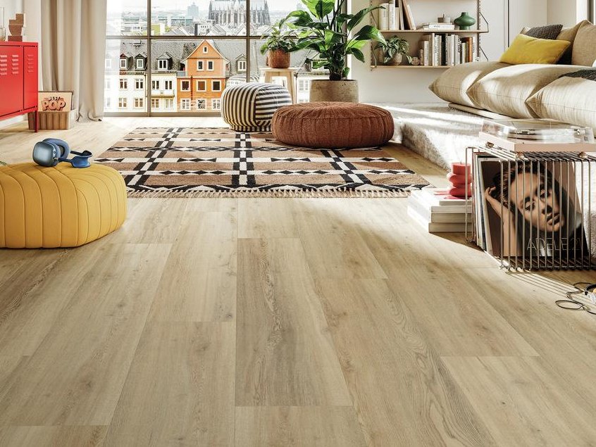 Ein Wohnraum mit einem Meister Vinylboden Rigid Minimal Wave