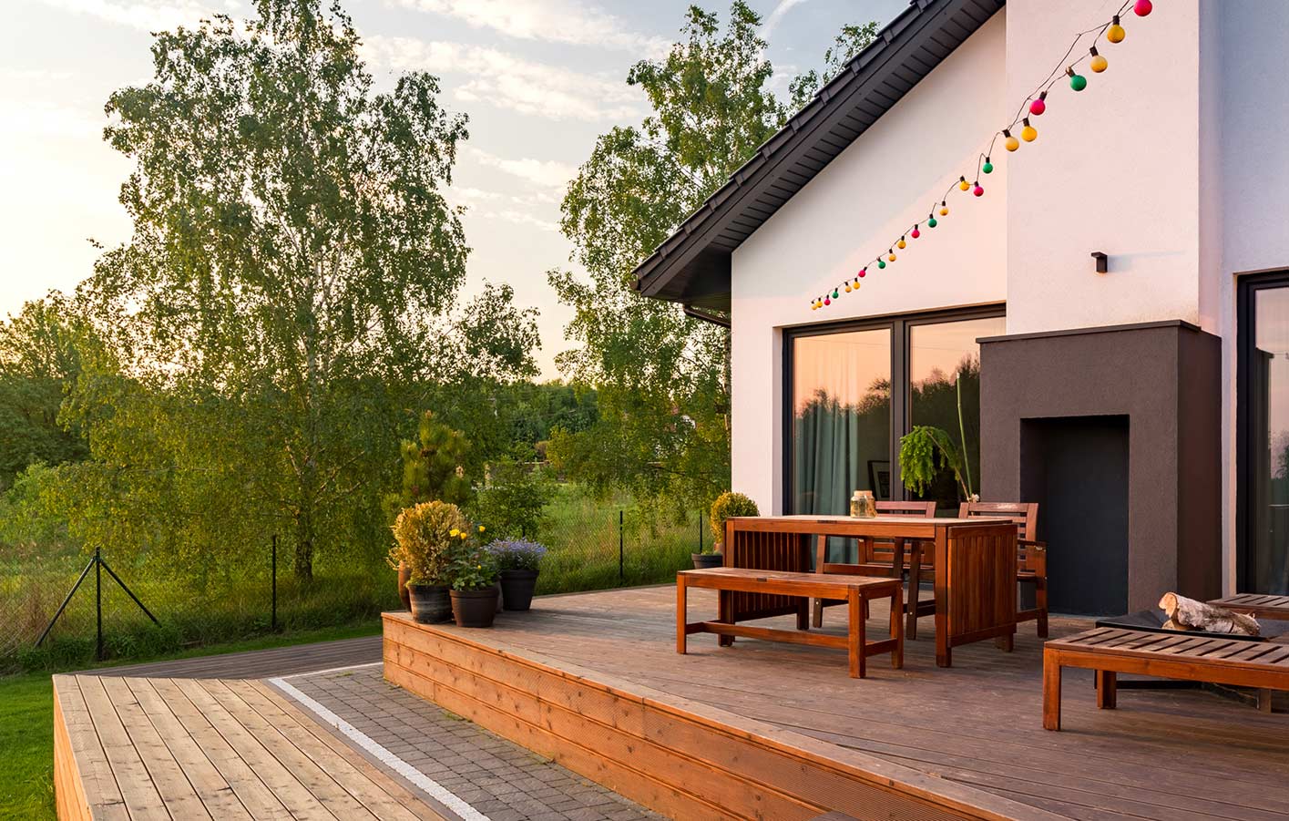 moderne Terrasse mit Terrassenmöbeln in den Abendstunden.