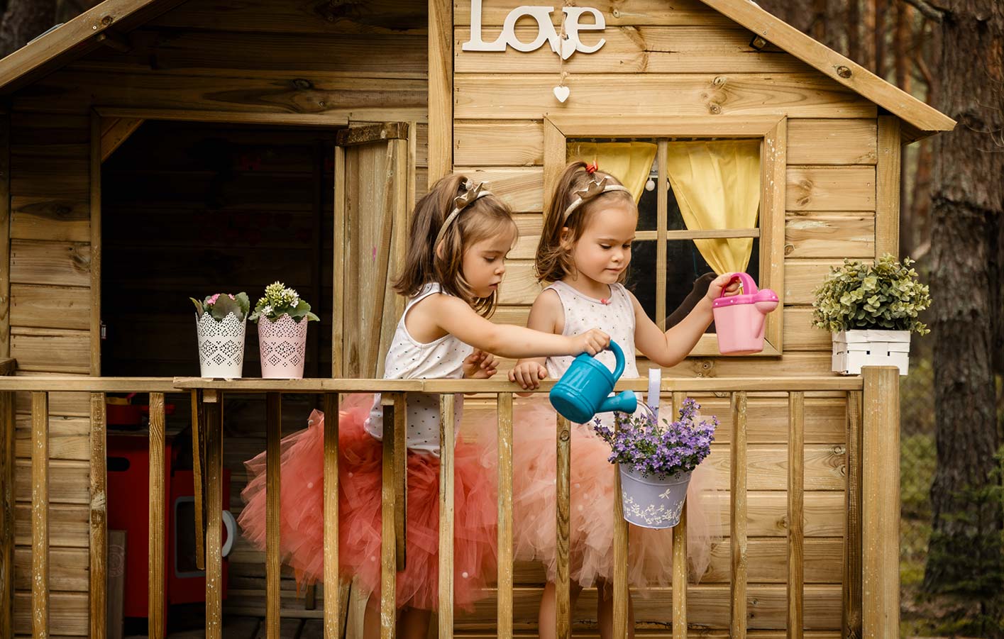 Kinderspielhaus in dem zwei Mädchen spielen.