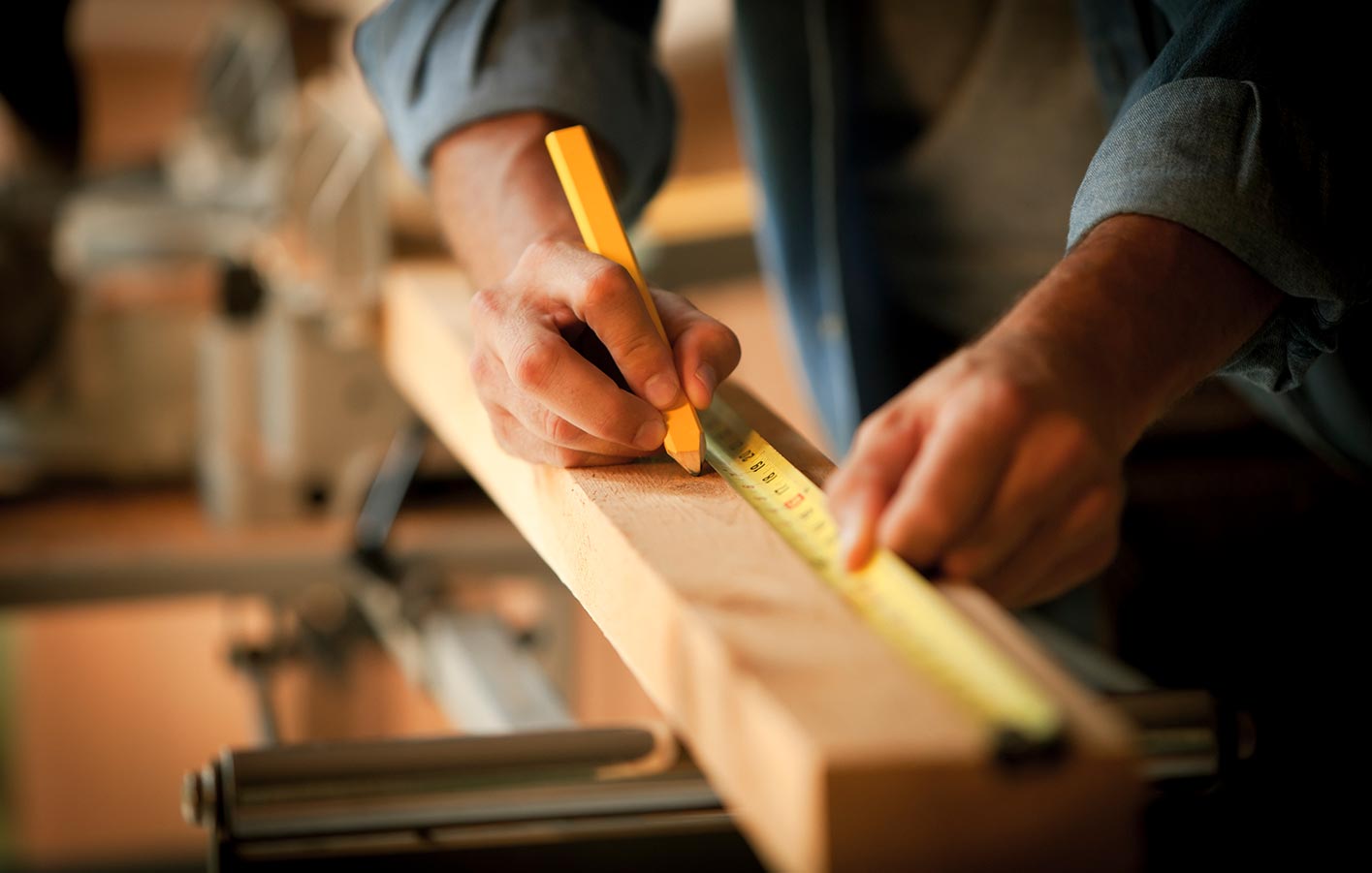 Handwerker bei der Arbeit an einem Brett.