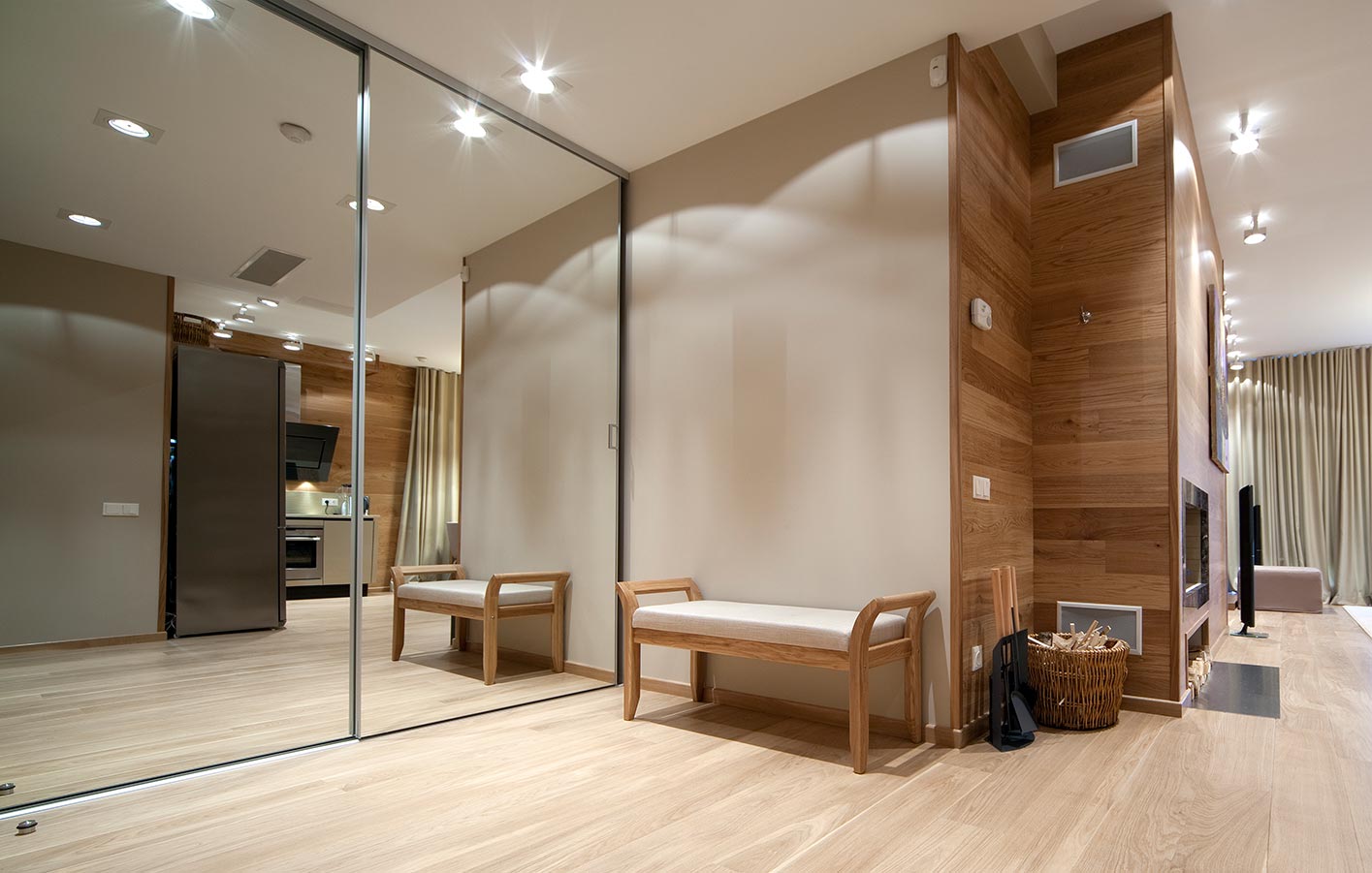 heller Laminatboden in einem hellen Badezimmer mit Glasschiebetüren.